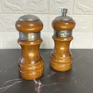 Vintage Wooden Salt & Pepper Grinder Set – International Silver/Pewter Accents